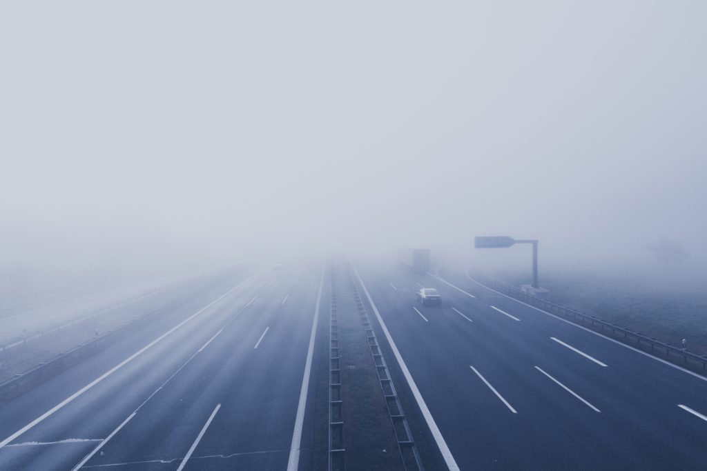 Photo d'une autoroute dans le brouillard